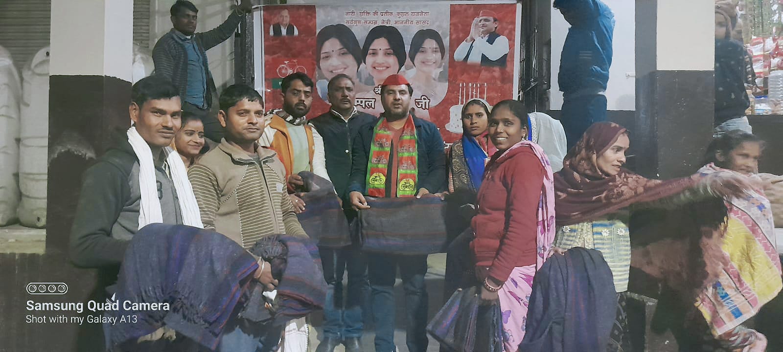 <em>सांसद डिंपल यादव के जन्मदिन पर सपाइयों ने कंबल वितरण किए</em>
