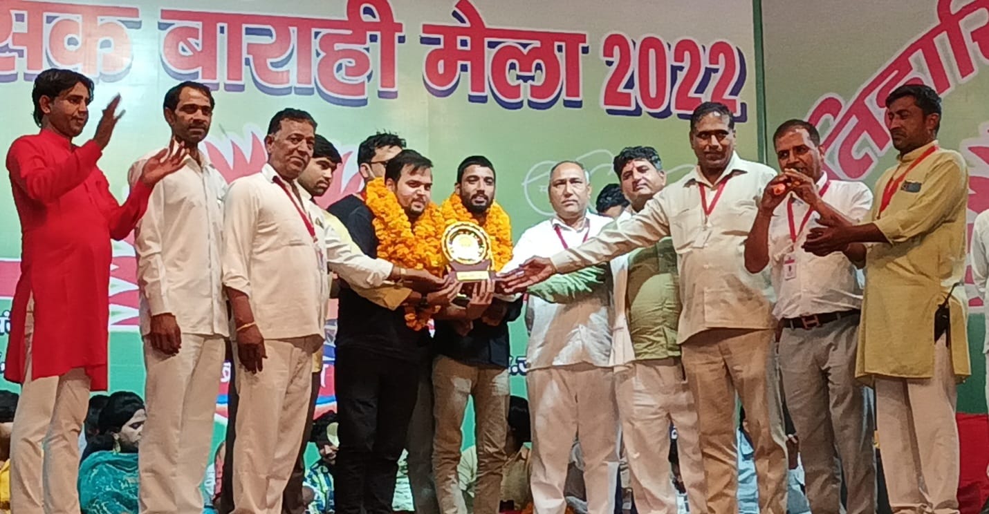 अरी मेरे ससुर ने बाग लगायो, डाली डाली पे अनार- डाली डाली पे अनार…… प्रस्तुत करते हुए जमकर वाहवाही लूटी