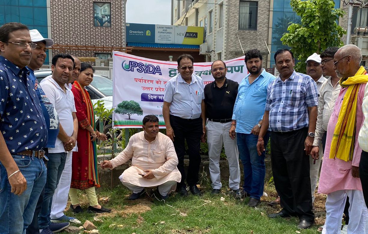 यूपीसीडा ग्रेटर नॉएडा ओर साइड 4 के व्यापारियों ने मिलकर रामलीला ग्राउंड में लगाये पोधे