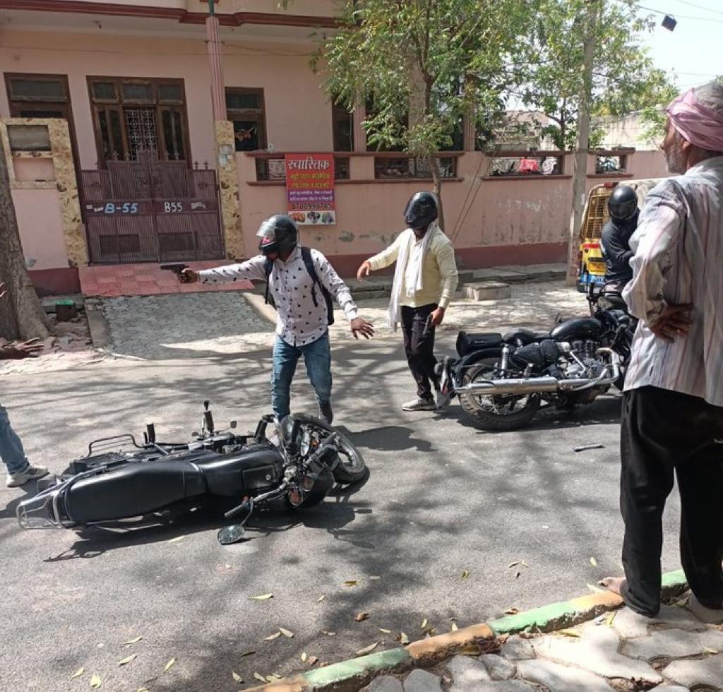 ग़ाज़ियाबाद में सरेआम पेट्रोल पम्प के कर्मचारी से 25 लाख रूपये की लूट