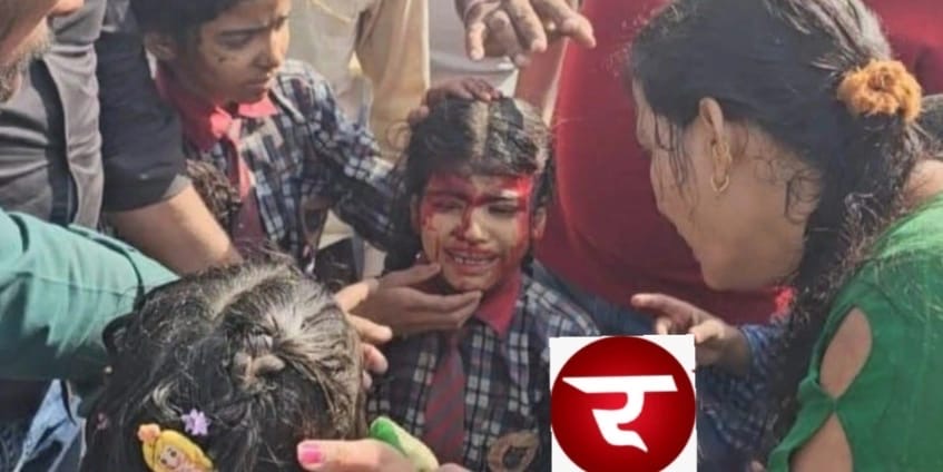 Breaking School News : ग्रेटर नोएडा में बच्चों से भरी वैन पेड़ से टकराई, चीख-पुकार के बीच बची कई मासूम जिंदगियां, घायलों को अस्पताल पहुंचाया गया—ड्राइवर की हालत गंभीर