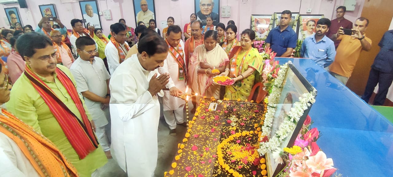 त्रिपुरा पार्टी कार्यालय पर आयोजित एकात्म मानववाद, महान चिंतक, उत्कृश्ट संगठनकर्ता और अंत्योदय के प्रणेता प्रखर राष्ट्रवादी तथा भारतीय जनसंघ के संस्थापक पं. दीनदयाल उपाध्याय जी जयंती मनाई गई, सांसद और त्रिपुरा प्रभारी डॉ महेश शर्मा ने कार्यालय पर माल्यार्पण किया