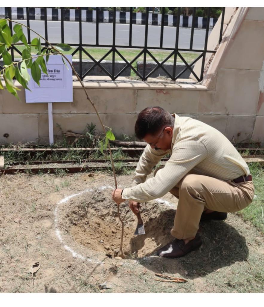 विश्व पर्यावरण दिवस के अवसर पर पुलिस कमिश्नर आलोक सिंह व संयुक्त पुलिस आयुक्त लव कुमार द्वारा सेक्टर-108 स्थित पुलिस कमिश्नर ऑफिस में किया गया पौधारोपण