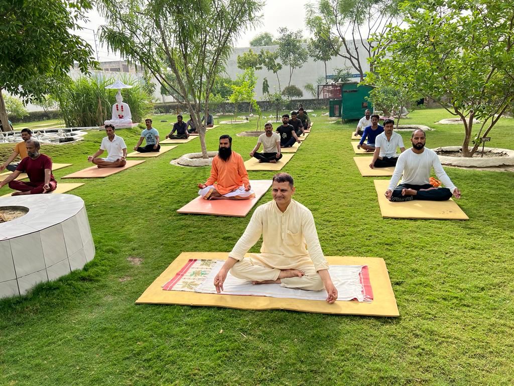 सप्तदिवसीय योग शिविर के माध्यम से जिला जेल में बंदियों को किया जा रहा योग के प्रति जागरूक