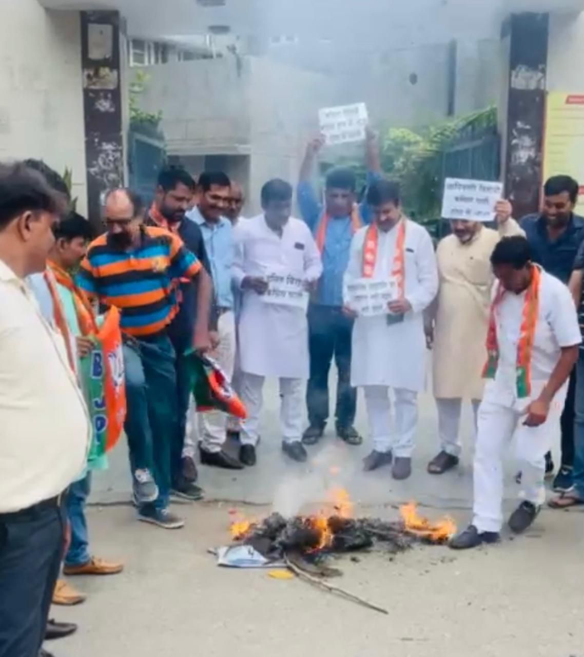 किसान मोर्चा नोएडा महानगर ने किया महामहिम के अपमान पर विरोध प्रदर्शन