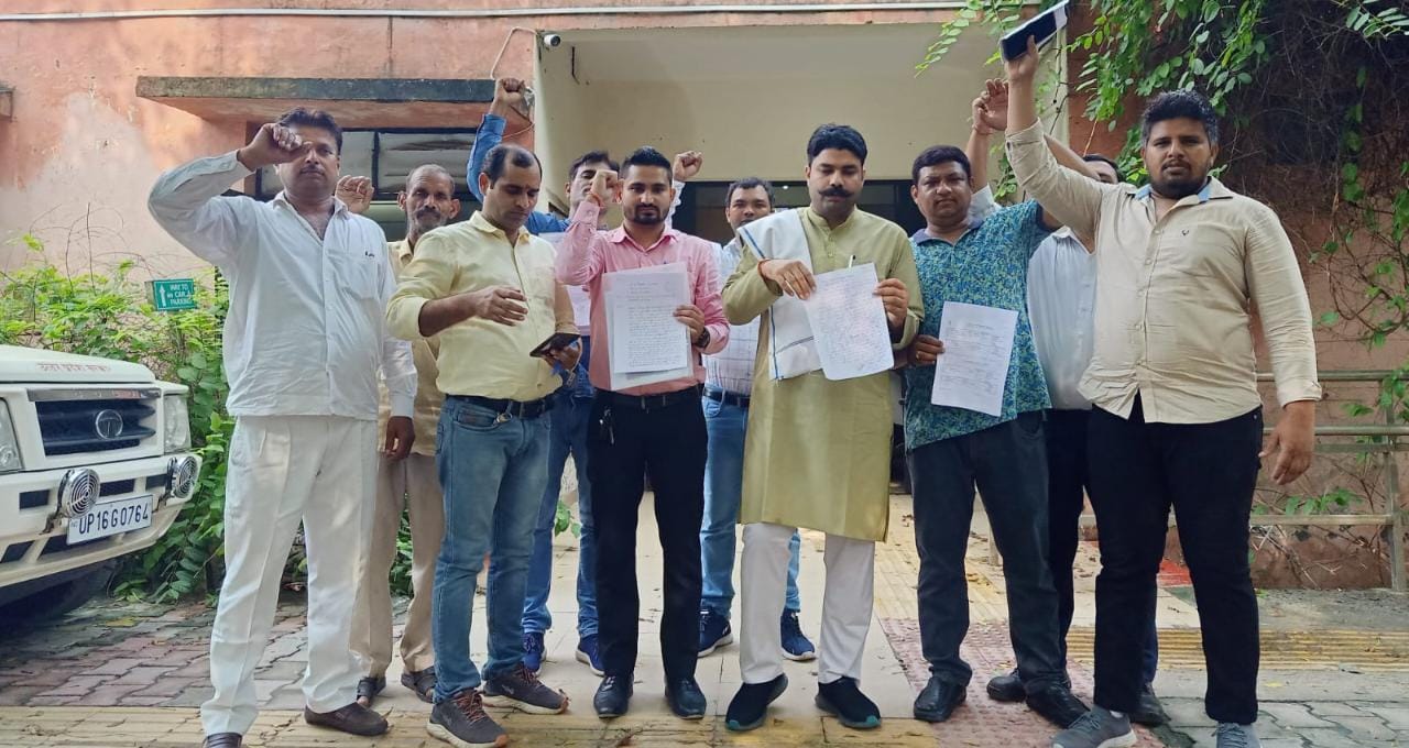 रेयान इंटरनेशनल स्कूल में दाखिले एवं ट्यूशन फीस के नाम पर सैकड़ों अभिभावकों के साथ धोखाधड़ी एवं लूट की है