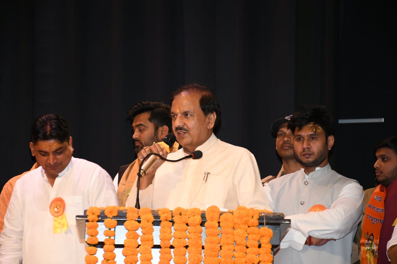 नोएडा में ब्राह्मण सम्मेलन, सांसद डॉ महेश शर्मा और समाजसेवी शैलेंद्र शर्मा, पीयूष द्विवेदी का ऐलान, परशुराम भवन के निर्माण में देंगे , 1.11 करोड़ रुपये