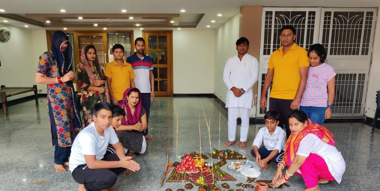 सेक्टर डेल्टा टू में हर्ष उल्लास के साथ बच्चों और बड़ों ने गोवर्धन महाराज की पूजा अर्चना की