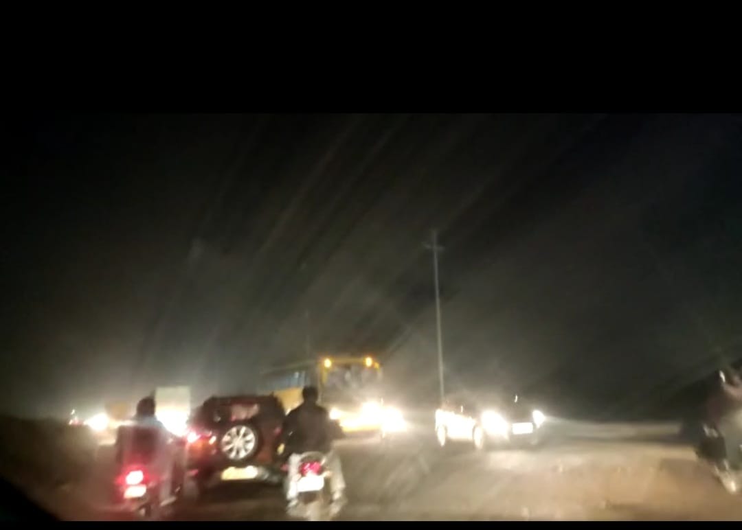 सूरजपुर साइट सी के मोड़ से पैरामाउंट गोल्फ फॉरेस्ट के सामने से होते हुए साकिपुर गोलचक्कर , ग्रेटर नोएडा तक DFCCIL का कार्य के कारण सड़कों की स्थिति बद से बदतर