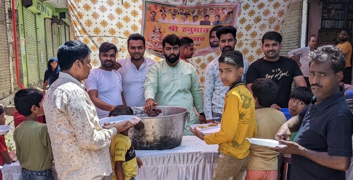 दादरी में बालाजी महाराज के जन्मोत्सव के पवन अवसर पर द्वितीय विशाल भंडारा भाजपा नेता सोहित पंडित ने कराया