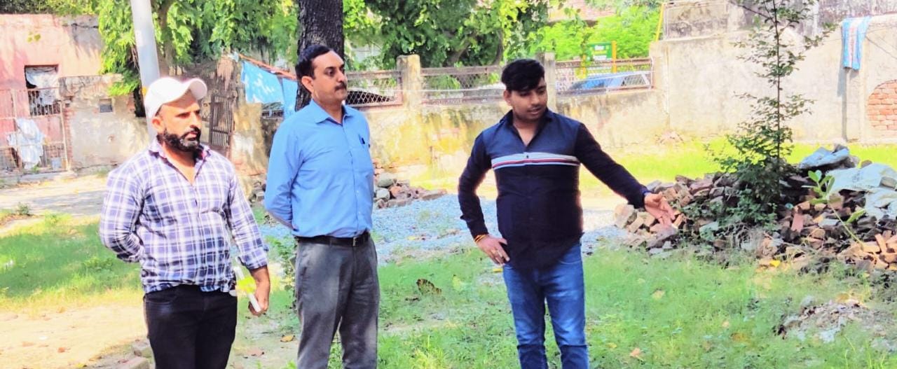 ग्रेटर नोएडा प्राधिकरण के अधिकारियों ने किया सेक्टर डेल्टा का दौरा