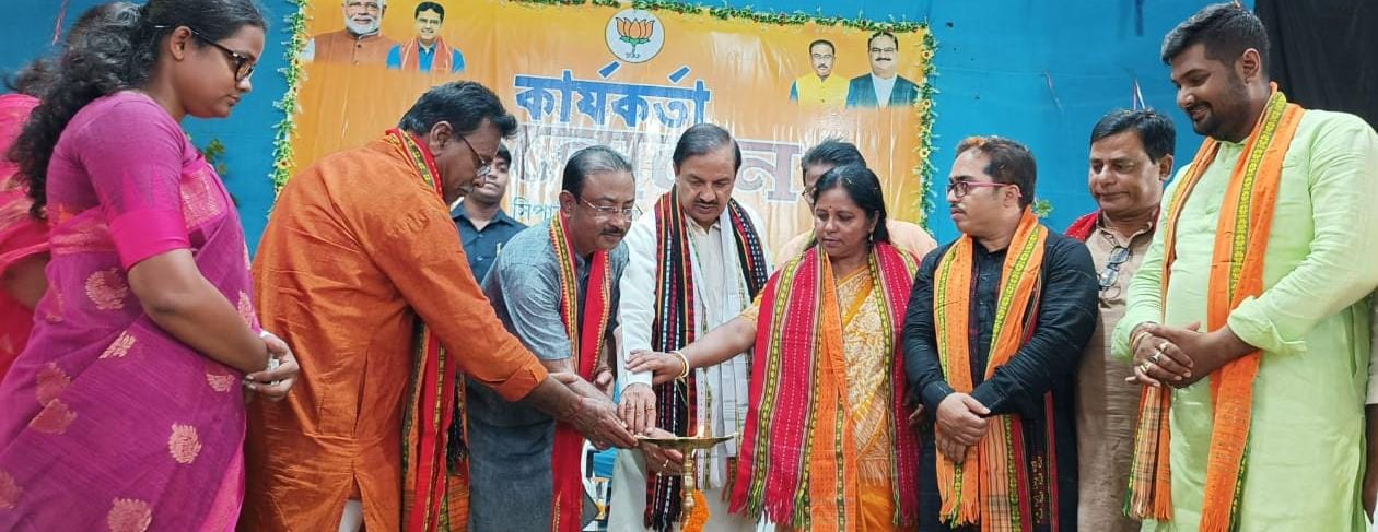 त्रिपुरा प्रदेश प्रभारी एवं सांसद गौतमबुद्धनगर डा. महेश शर्मा दुसरी बार त्रिपुरा पहुंचे, त्रिपुरा पहुचने पर उनका एयरपोर्ट पर कार्यकर्ताओं द्वारा स्वागत किया गया