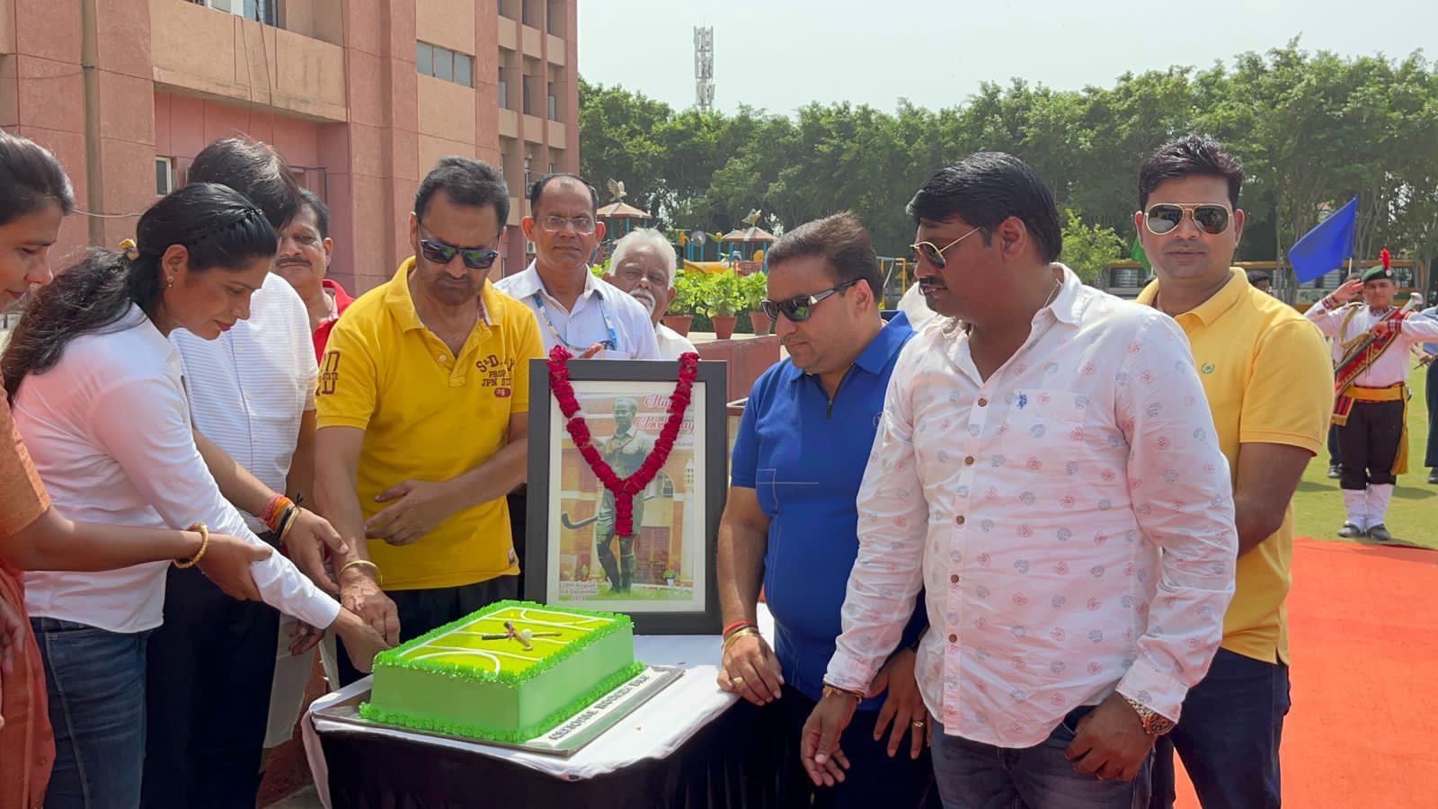 जिला खेल कार्यालय गौतम बुद्ध नगर द्वारा एस्टर पब्लिक स्कूल के प्रांगण में खेल दिवस के अवसर पर राष्ट्रीय खेल हॉकी को बढ़ावा देने हेतु हॉकी के जादूगर मेजर ध्यान चंद की पुण्य स्मृति केक काटकर मनाया गया