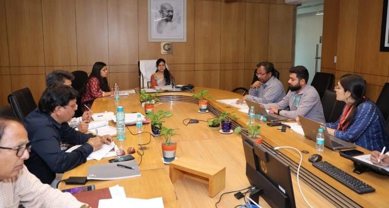 ग्रेनो के सभी प्रमुख स्थलों पर अच्छे डस्टबिन लगवाने के निर्देश,सीईओ रितु माहेश्वरी ने जनस्वास्थ्य विभाग की परियोजनाओं की समीक्षा