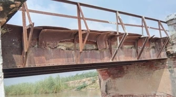 बिहार में चोरी हो गया लोहे का 60 फीट लंबा और 10 फीट चौड़ा पुल, चोर JCB से उखाड़ ले गए पुल।