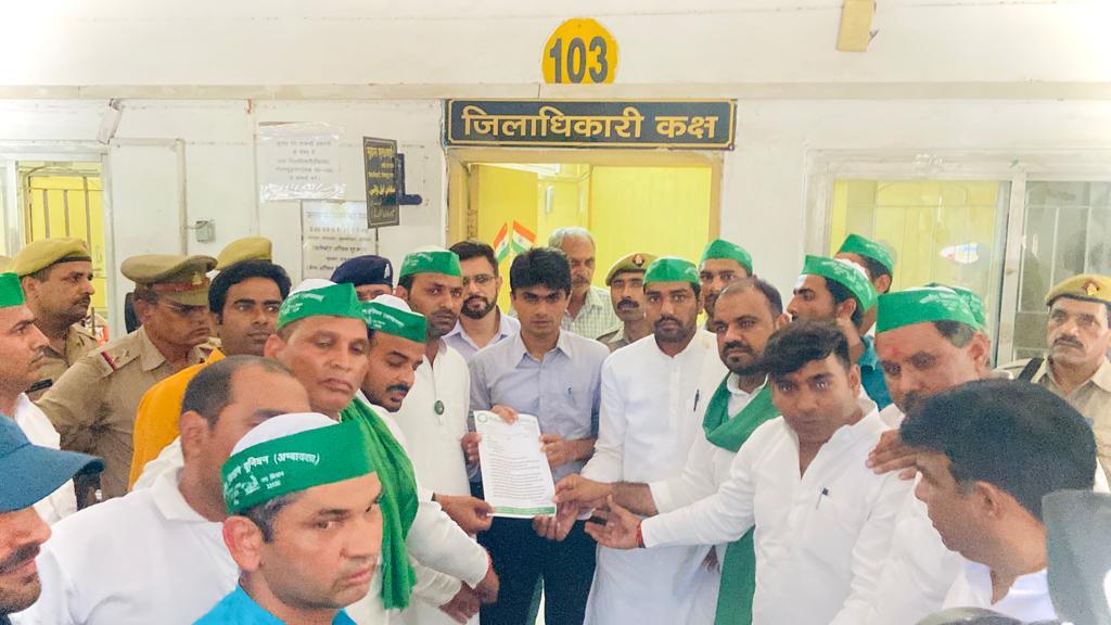 भारतीय किसान यूनियन अंबावता के कार्यकर्ताओं ने प्रदेश अध्यक्ष डॉ विकास प्रधान के नेतृत्व में जिलाधिकारी को सौंपा ज्ञापन!