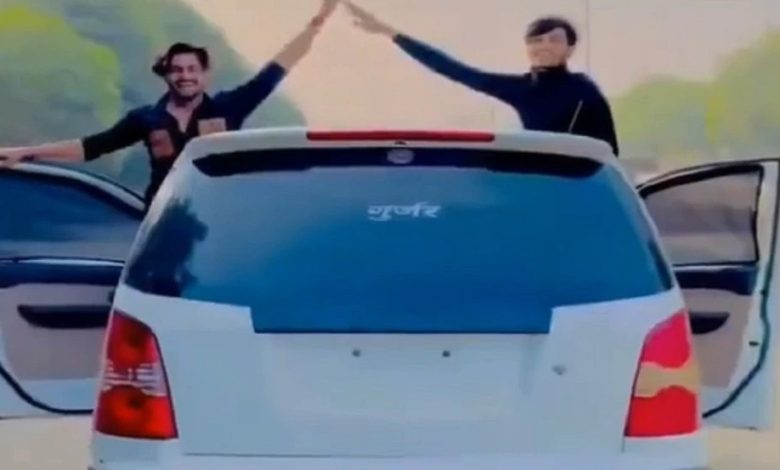 Gurjar Boys Car Stunt : कार के गेट पर खड़े होकर किया स्टंट, सोशल मीडिया तेजी से हो रहा