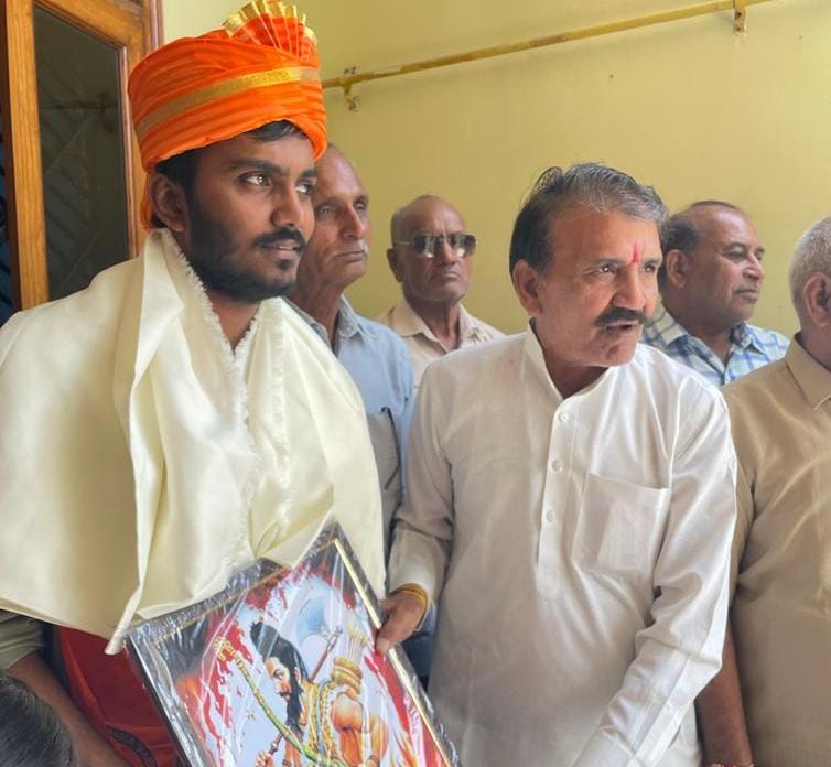 अखिल भारतवर्षीय ब्राह्मण महासभा के प्रदेश अध्यक्ष पंडित पीतांबर शर्मा के नेतृत्व में जिले के सभी पदाधिकारी पीसीएस का एग्जाम क्लियर करने वाले खुश मिश्रा फिर मिले और उसका हार्दिक अभिनंदन किया