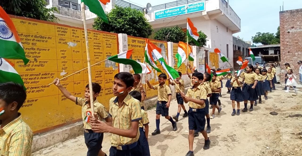 पैरामाउंट लिटिल ऐंजल्स स्कूल इकला के बच्चों ने निकाली तिरंगा यात्रा