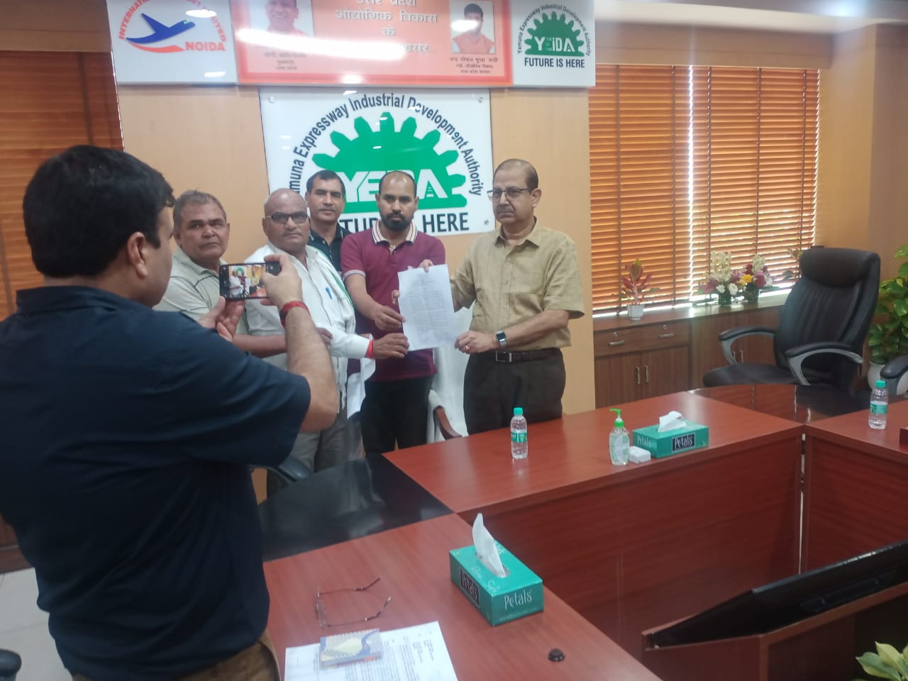 किसान सभा के कार्यकर्ताओं ने यमुना प्राधिकरण के सीईओ को सौंपा ज्ञापन