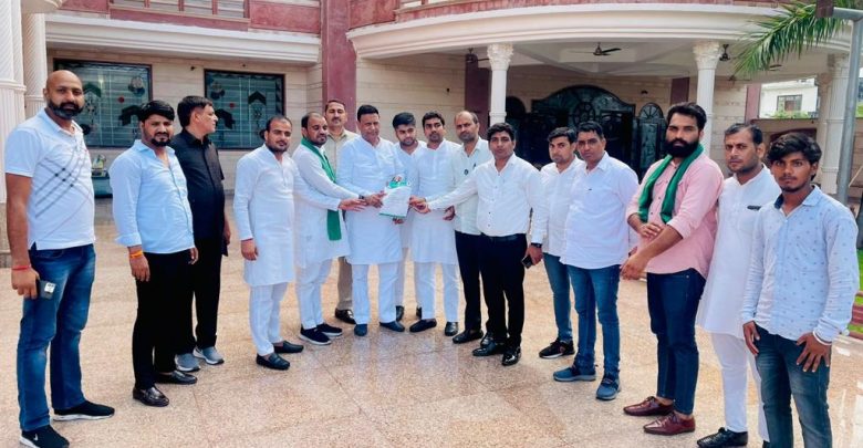 भारतीय किसान यूनियन अम्बावता की मीटिंग दनकौर स्थित एक निजी फार्म हॉउस पर हुई