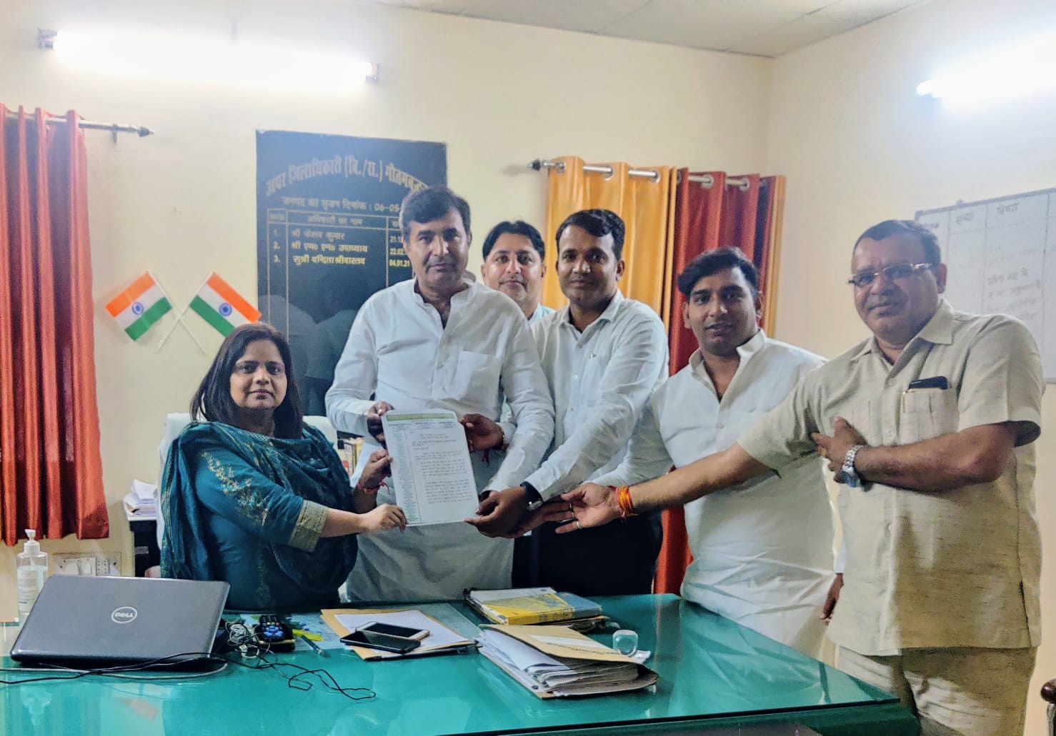 फेडरेशन ऑफ आर0डब्ल्यू0ऐज़ ग्रेटर नोएडा के 5 सदस्यीय प्रतिनिधि मंडल के द्वारा ग्रेटर नोएडा शहर की समस्याओं, माँगो व प्राधिकरण में ई पास की गलत परम्परा के विरुद्ध माननीय औधोगिक विकास मंत्री श्री नन्द गोपाल नन्दी के नाम का ज्ञापन सौपा