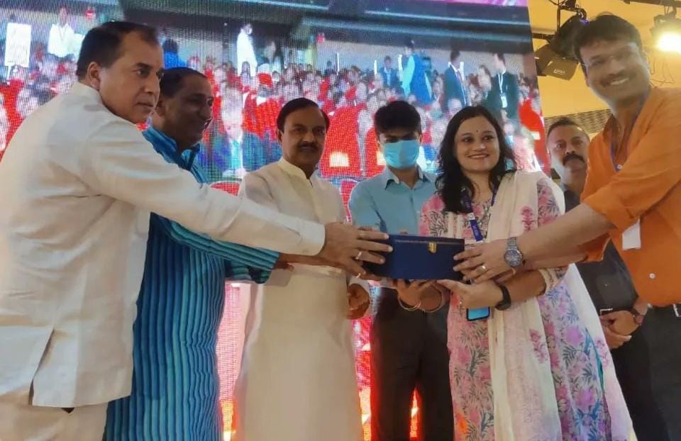 गौतमबुध नगर जिले से 26.5 हजार करोड रुपए के निवेश की हुई घोषणा, इस अवसर पर सांसद महेश शर्मा ने कहा कि अब उत्तर प्रदेश उत्तम प्रदेश बनने जा रहा है