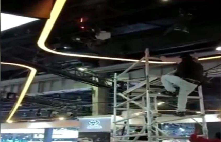 Greater Noida News: ऑटो एक्सपो के टोयोटा पवेलियन में लगी आग, लोगों में मचा हड़कंप, अफरा-तफरी का माहौल