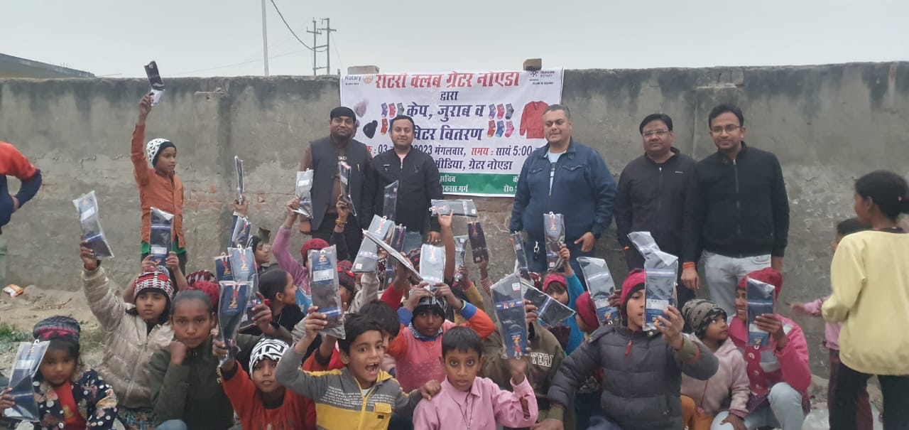 कपड़े पाकर बच्चों के चेहरे खिल उठे
