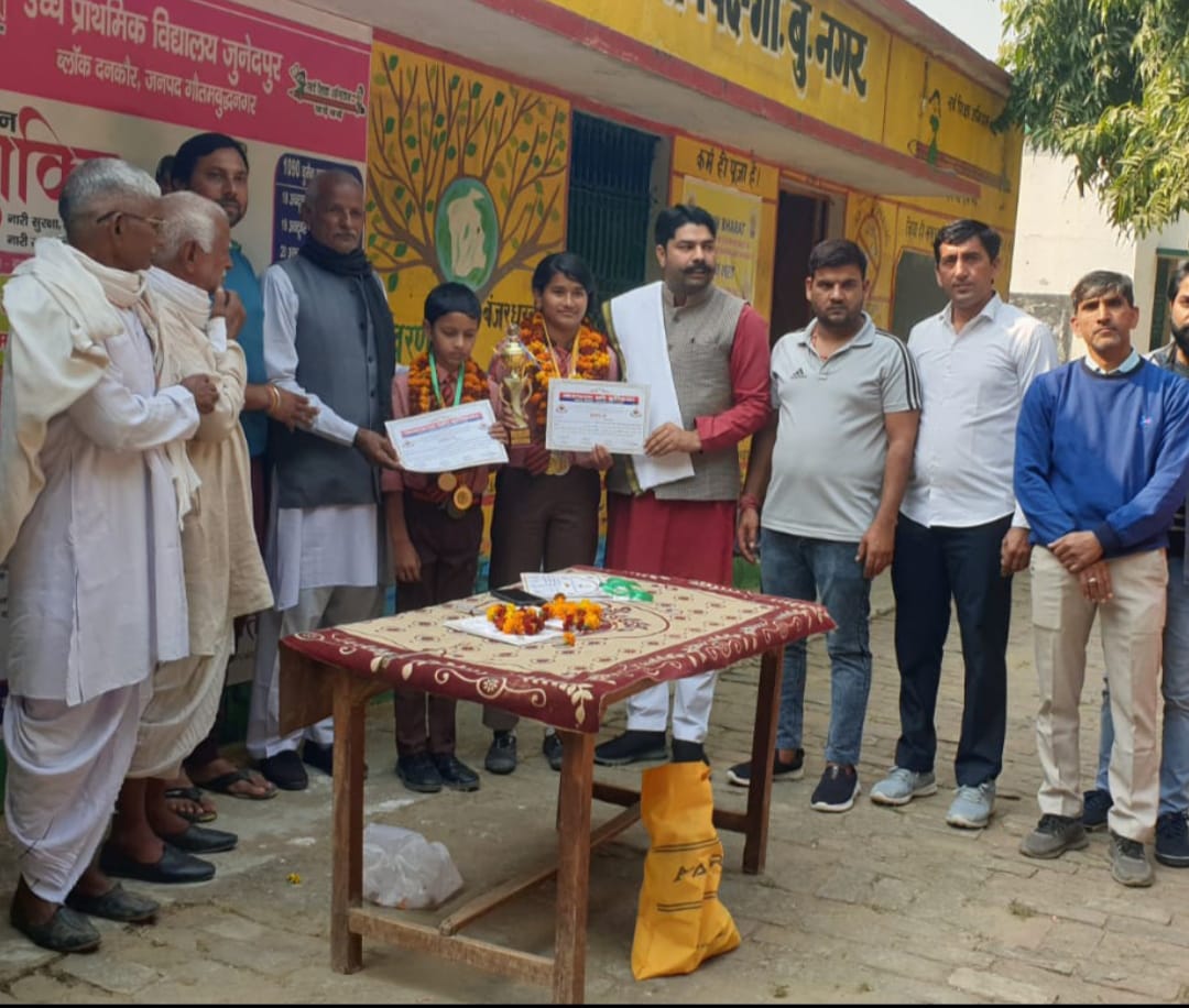 <em>जिला स्तरीय खेल में प्रथम द्वितीय स्थान प्राप्त करने पर छात्रा राधिका नागर व माही नागर को करप्शन फ्री इंडिया संगठन ने किया सम्मानित</em>