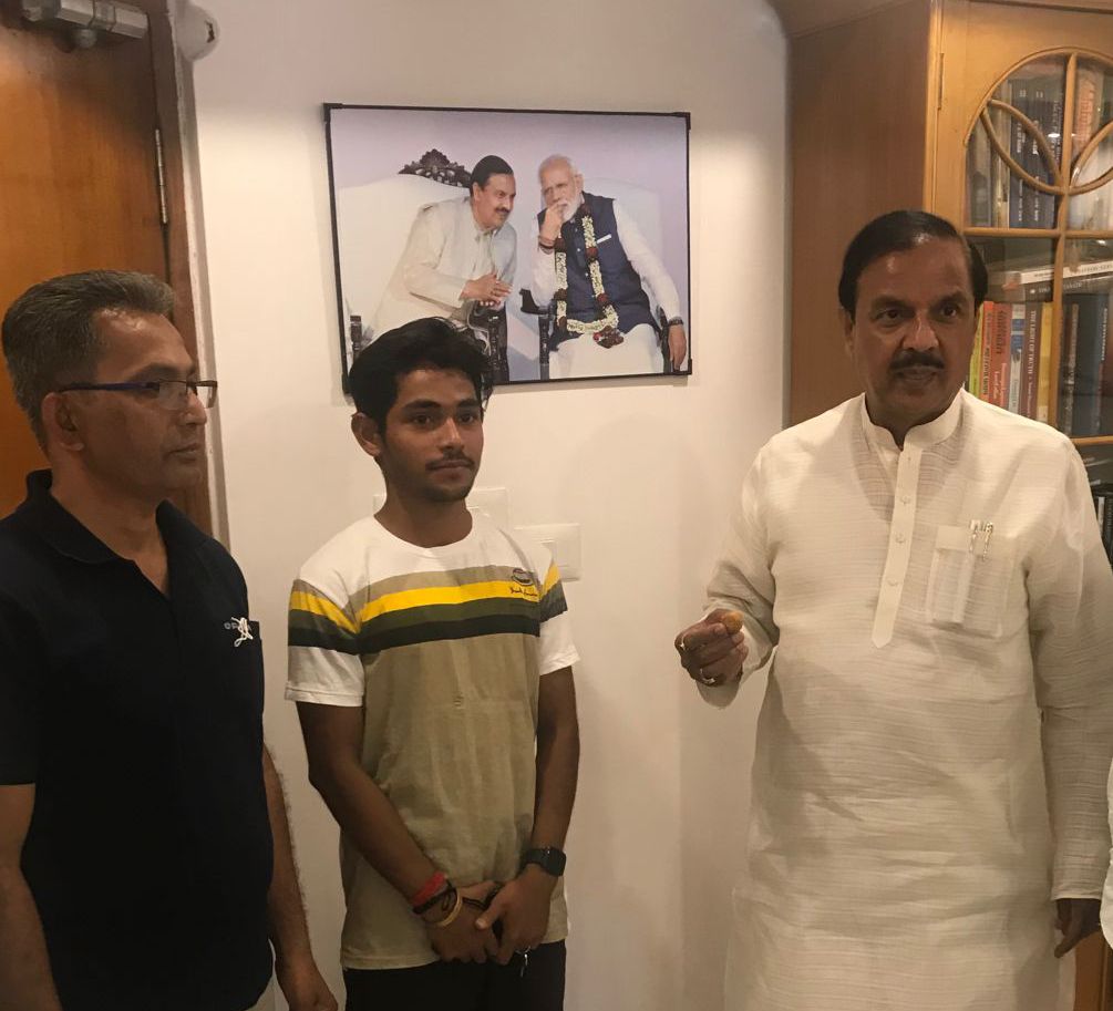 नोएडा के रहने वाले तीरंदाज सौरभ प्रसाद का सराहना की सांसद डॉ महेश शर्मा ने, धनुष खरीदने के लिए की मदद