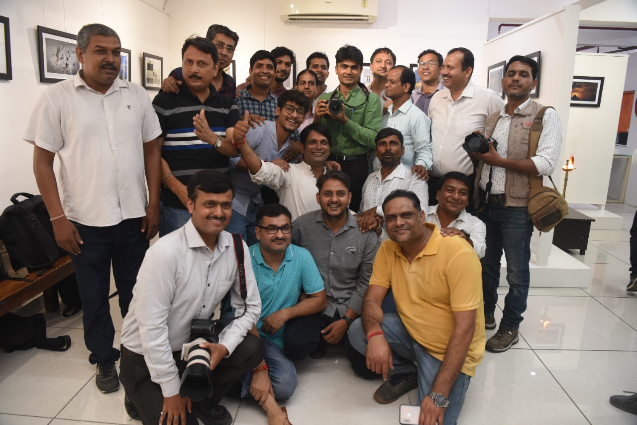 वर्ल्ड फोटोग्राफी डे पर आईआईपी अकादमी में भव्य फोटो प्रदर्शनी का शुभारंभ