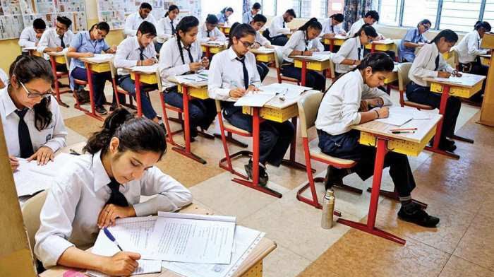 पेपर लीक की वजह से आज 24 जिलों में UP बोर्ड की इंटरमीडिएट की अंग्रेजी की परीक्षा रद्