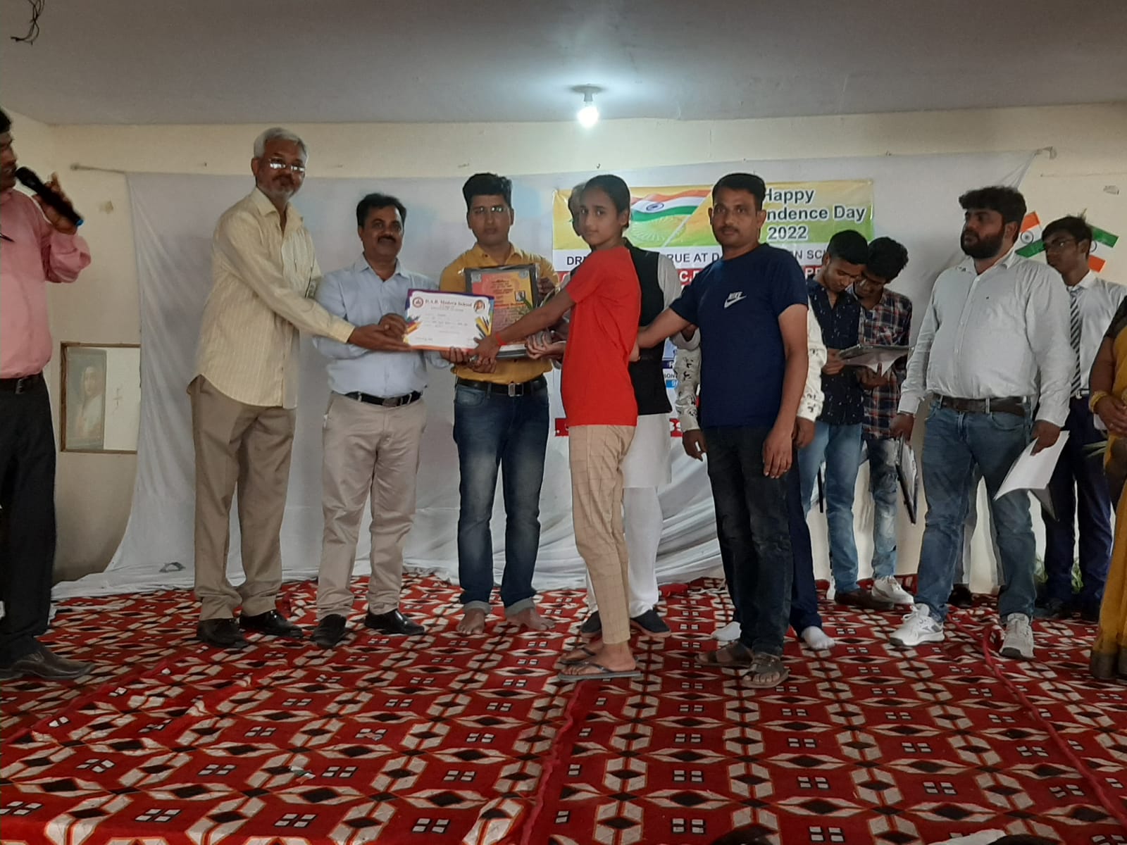 अमृत महोत्सव पर डीएवी मॉडल पब्लिक में समाजसेवी अन्नू खान ने होनहार बच्चों को किया सम्मानित
