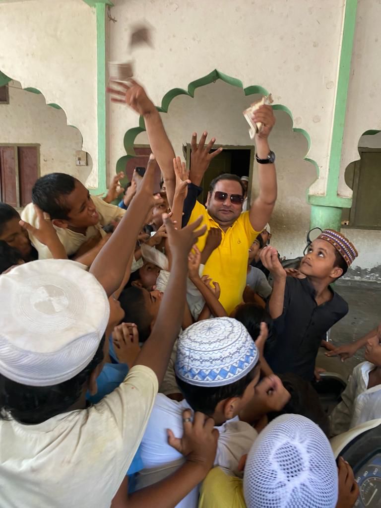Dadri News; हिस्ट्रीशीटर बदमाश ने जुमे की नमाज के बाद की नोटों की बारिश, वीडियो वायरल