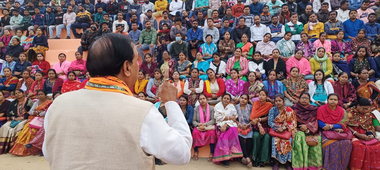 सांसद गौतमबुद्धनगर व त्रिपुरा प्रभारी डा.महेश शर्मा त्रिपुरा पहुंचें एवम एयरपोर्ट पहुचने पर भाजपा के प्रदेश महामंत्री अमित रक्षित तथा पार्टी के अन्य कार्यकर्ता उपस्थित रहें