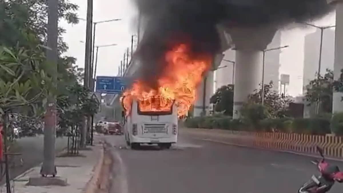 Noida News: नोएडा में चलती बस में लगी आग, ड्राइवर ने कूदकर बचाई जान