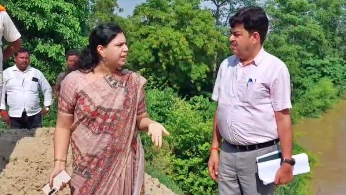 DM Deoria News: देवरिया की जिलाधिकारी दिव्या मित्तल, 'धूप में पिघल थोड़ी जाएंगे', बाढ़ प्रभावित इलाकों में सक्रिय निरीक्षण