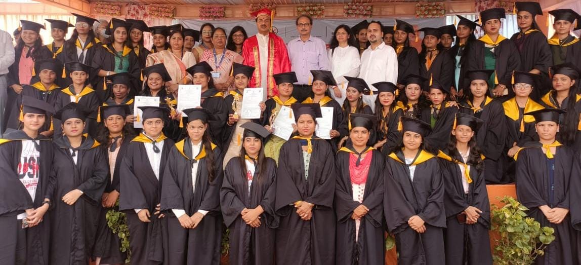 राष्ट्रीय कौशल संस्थान में दीक्षांत समारोह में छात्राओं को बांटी डिग्रियां