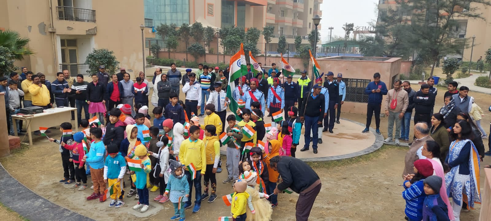 शिवालिक होम्स सोसाइटी साइट सी ग्रुप हाउसिंग,ग्रेटर नोएडा के निवासियों ने अपार हर्ष एवम उल्लास के साथ ७४ वें गणतंत्र दिवस का कार्यक्रम मनाया