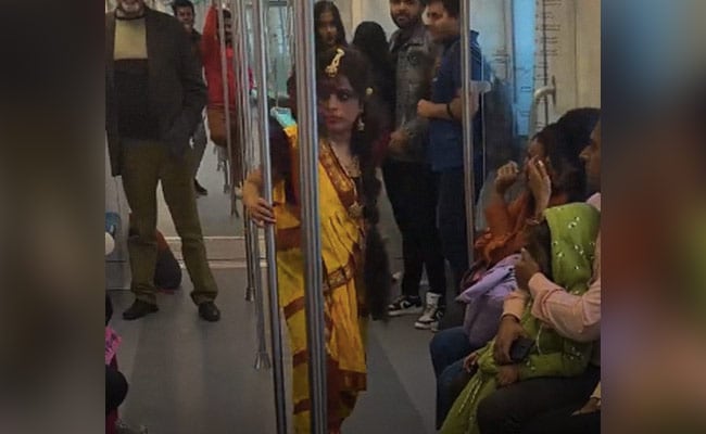 नोएडा मेट्रो में 'भूत' की एंट्री से मचा हड़कंप! मंजुलिका गेटअप और मनि हेस्ट में पहुंची लड़की ने यात्रियों को डराया, मेट्रो में मंजुलिका और मनि हेस्ट गेटअप युवक एक साथ