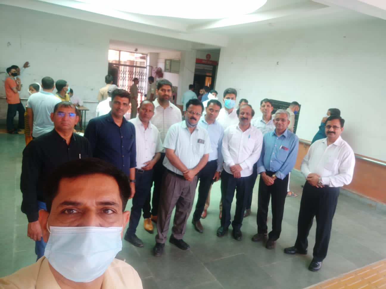 कम आय के प्रमाण पत्रों के सन्दर्भ में अपर जिलाधिकारी से मिली पब्लिक स्कूल्स ओनर्स वेलफेयर एसोसिएशन