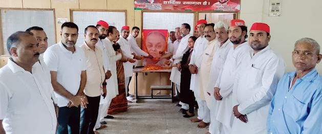 छोटे लोहिया के नाम से प्रसिद्ध प्रखर समाजवादी चिंतक स्वर्गीय पंडित जनेश्वर मिश्र की जयंती समाजवादी पार्टी जिला कार्यालय पर मनाई गई