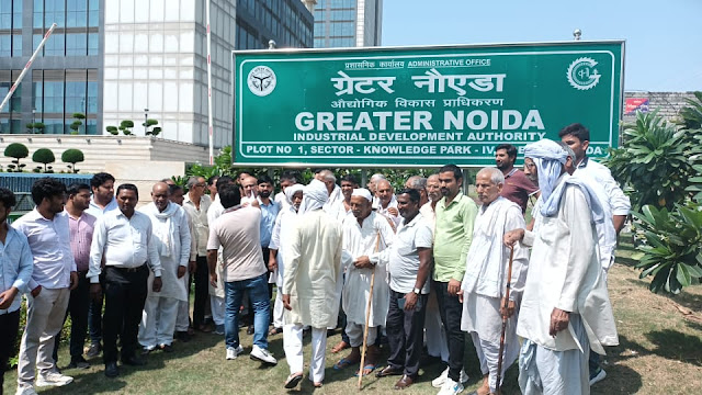 खैरपुर गुर्जर के किसानों का ग्रेटर नोएडा प्राधिकरण कार्यालय पर 10 प्रतिशत भूखंड दिए जाने के मुद्दे पर हल्ला बोल प्रदर्शन