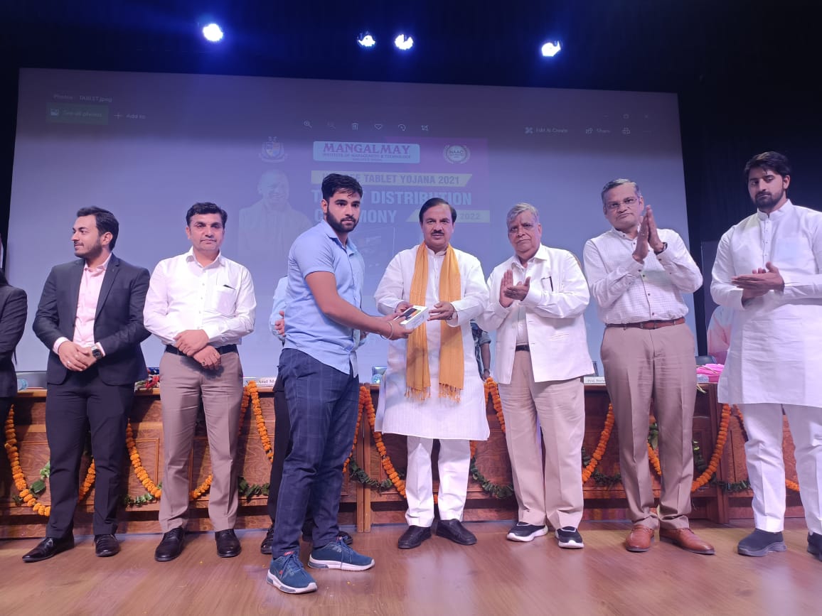डिजीटल शिक्षा अभियान तथा प्रधानमंत्री मोदी सीएम योगी के महत्वाकांक्षी योजना के तहत ग्रेटर नोएडा लॉयड लॉ कॉलेज व मंगलमय कॉलेज में बांटे मोबाइल, सांसद डॉ महेश शर्मा ने किया स्मार्टफोन वितरण