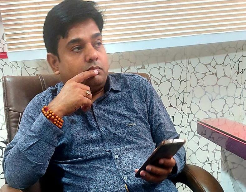 राजपूत उत्थान सभा का प्रदेश अध्यक्ष धीरज सिंह से हुआ करनी सेना के कर्ण ठाकुर की मुलाकात, सांसद महेश शर्मा का विरोध ना करने के एवज में की पांच लाख रुपए की मांग