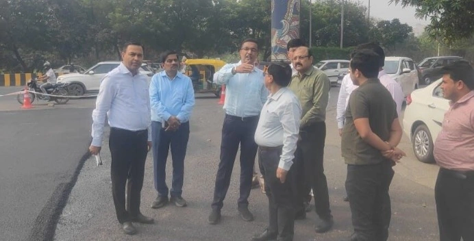 Noida Authority News : सड़कों पर खुद उतरे नोएडा के सीईओ डॉ. लोकेश एम – गड्ढों, गंदगी और लापरवाही देख भड़के, अधिकारियों को दिया सख्त अल्टीमेटम, बोले ‘नोएडा की सड़कों पर नहीं दिखनी चाहिए कोई खामी!’, नोएडा में होगा “सड़क सुधार सप्ताह” – अभियान जल्द शुरू, अवैध पार्किंग पर बरसी फटकार – कंपनियों को चेतावनी