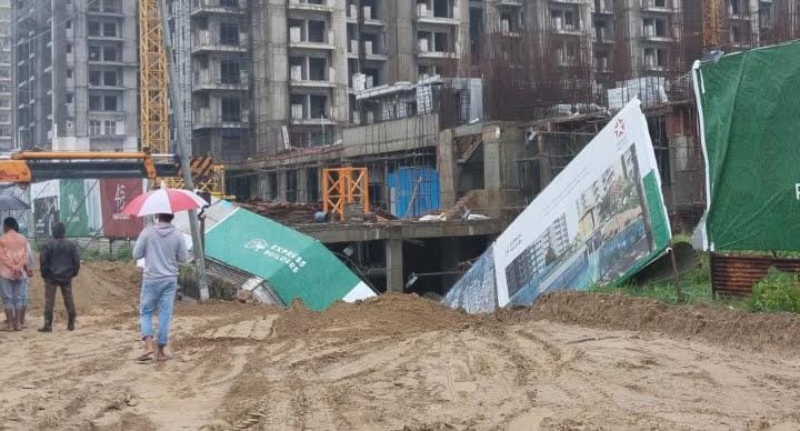Big Breaking: ग्रेटर नोएडा में दिखी हैरान करने वाली तस्वीर, बारिश से 20 फीट नीचे धंसी सड़क