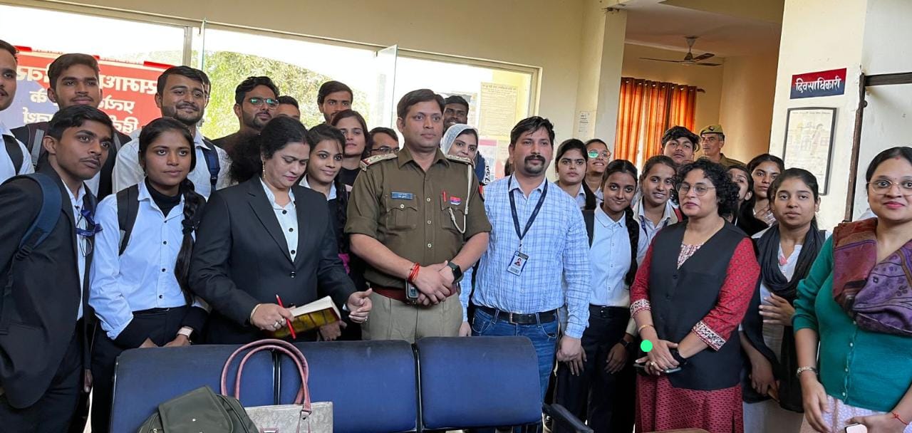 हरलाल स्कूल आफ लॉ में ग्रेटर नोएडा के छात्र-छात्राओ द्वारा पुलिस स्टेशन का भ्रमण किया