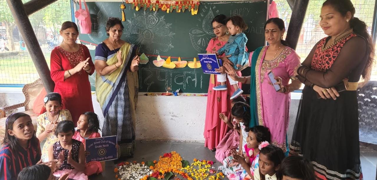 इनर व्हील क्लब नवीन ग्रेटर नॉएडा द्वारा बांटे गए खिलौने एवं कपडे